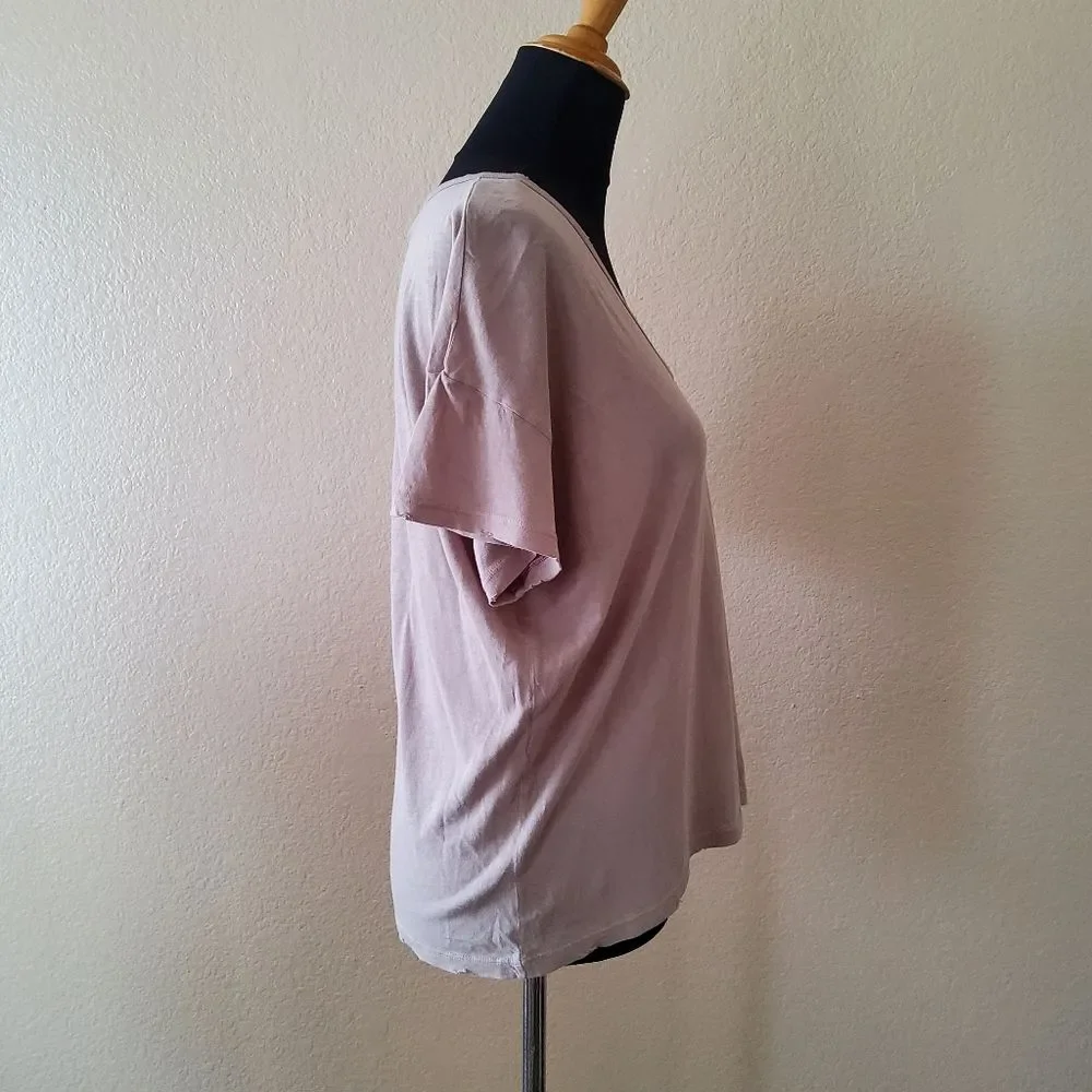 NWT Wildfox Chrissy V-Neck Tee in Atmosphere (Taupe) Size M - Picture 4 of 8